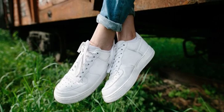 3 Rekomendasi Sneakers Putih Dibawah Sejuta yang Wajib Kamu Koleksi!