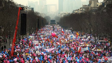 Paris : Pawai 300 ribu orang Anti Gay Menentang UU Pernikahan Gay