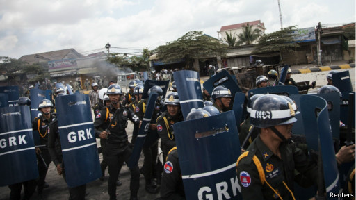 polisi-dan-pengunjuk-rasa-bentrok-di-kamboja