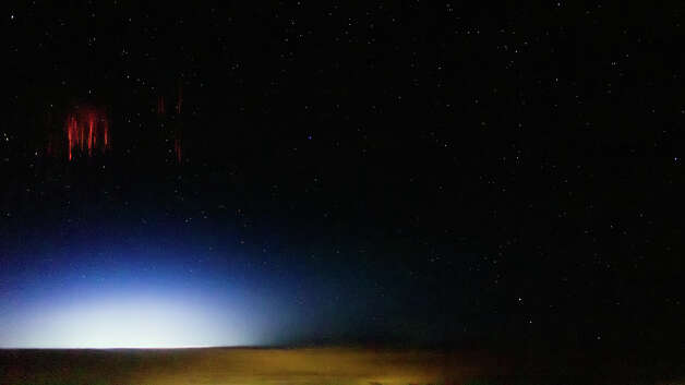 Objek Merah Misterius di Langit Tertangkap Kamera + Pic