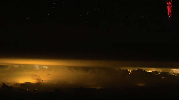 Objek Merah Misterius di Langit Tertangkap Kamera + Pic