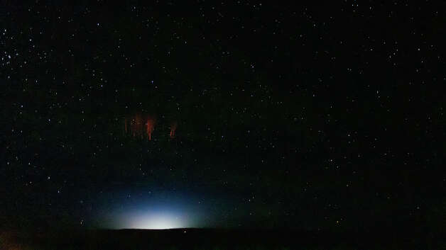 Objek Merah Misterius di Langit Tertangkap Kamera + Pic