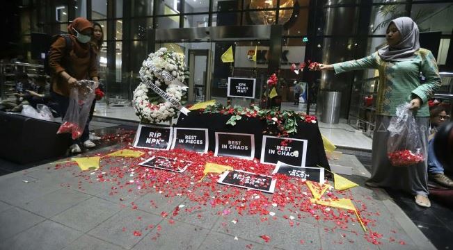 Mengontrol KPK melalui Dewan Pengawas dan status ASN.