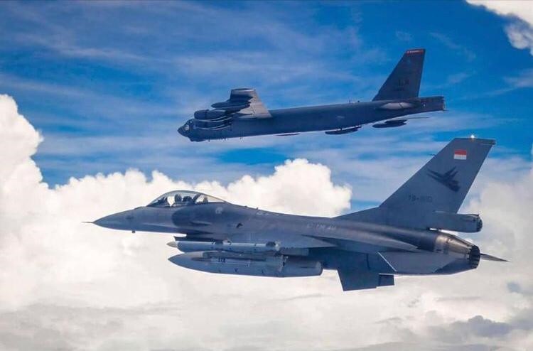 Dua F-16 TNI AU Latihan Bomber Exercise dengan Pesawat Pengebom B-52 Stratofortress