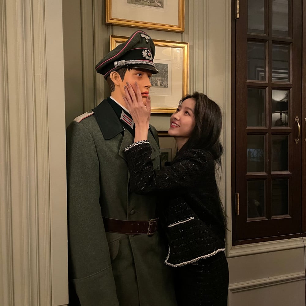 sowon--gfriend--terima-banyak-kritikan-terkait-posenya-dengan-patung-nazi