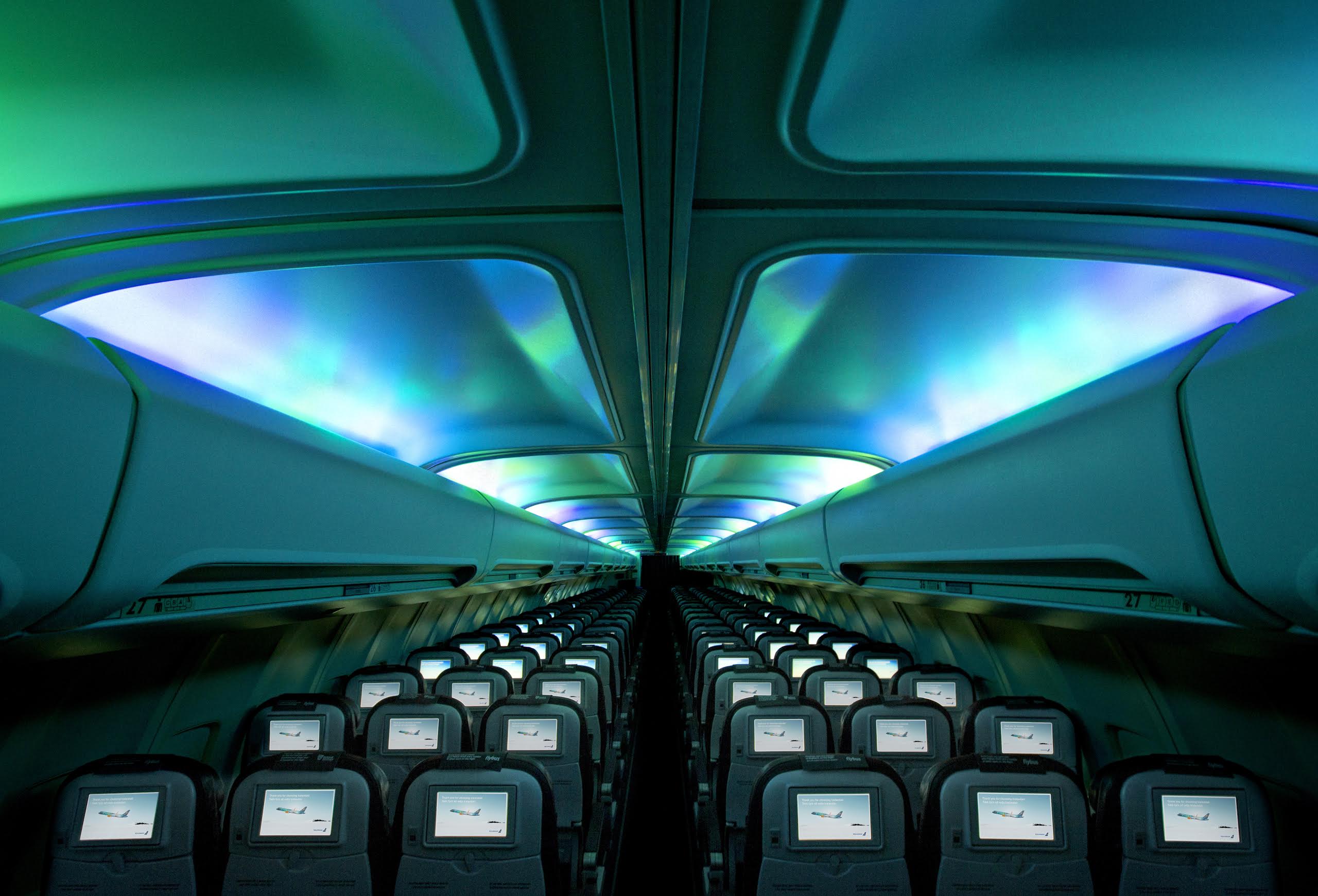 Keren Gila... Pesawat penumpang dengan Suasana indah Aurora di Luar dan Dalamnya