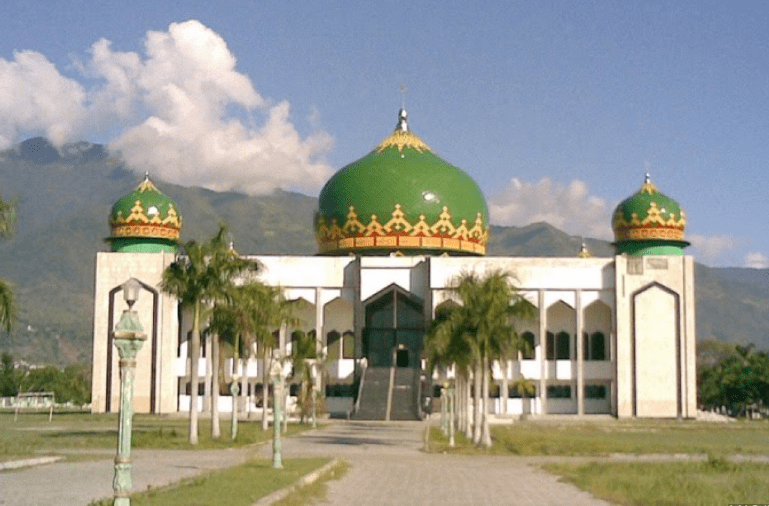 Masjid Raya Baitul Khairaat : Kubah Raksasa & Menara Jam Terbesar di Indonesia