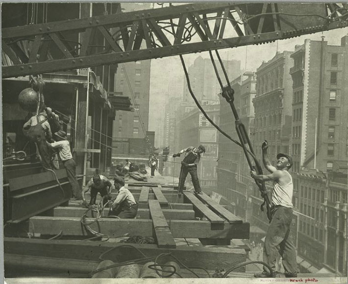 Menantang Maut di Atas Ketinggian Gedung Empire State Building NYC
