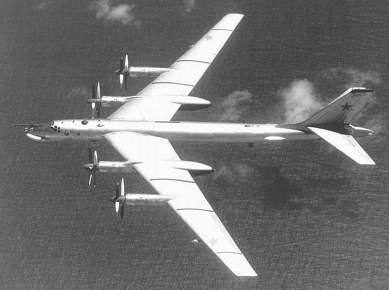 (Mengenal lebih jauh) Tupolev Tu-95 and Tu-142 Bear