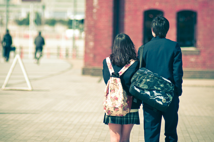 Menikah Dengan Pacar Sejak Masih SMA, Gimana Rasanya Ya?