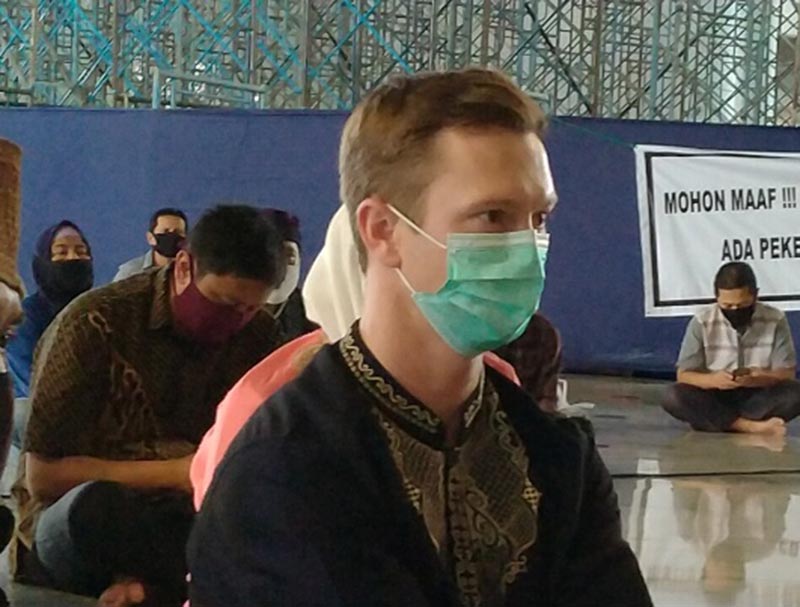 Bule Australia dan Empat Muallaf Ikrar Syahadat di Masjid Al-Akbar Surabaya