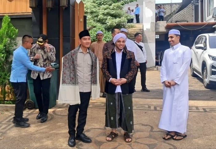kunjungan-di-tuban-wapres-gibran-silaturahmi-ke-kediaman-habib-husein-baagil