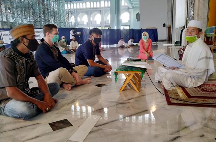 Bule Australia dan Empat Muallaf Ikrar Syahadat di Masjid Al-Akbar Surabaya