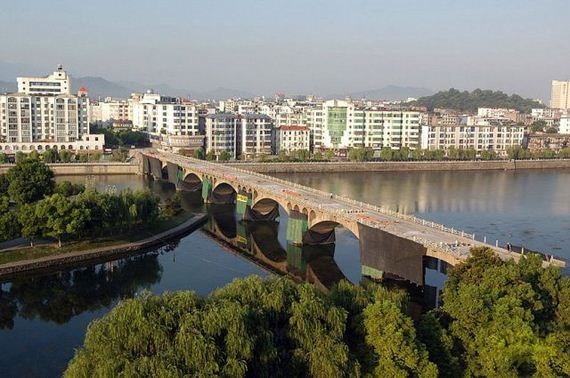 Foto Proses Hancurnya Jembatan di China 