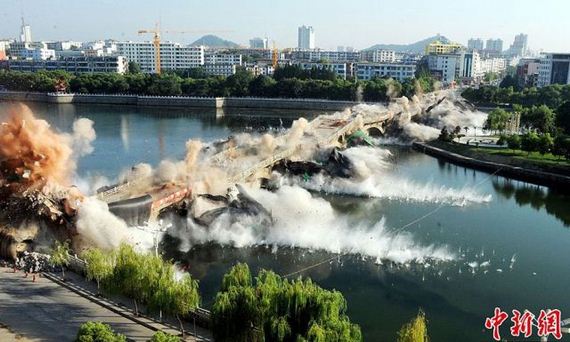 Foto Proses Hancurnya Jembatan di China 