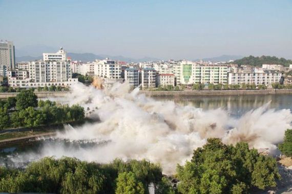 Foto Proses Hancurnya Jembatan di China 