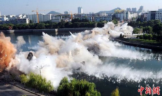 Foto Proses Hancurnya Jembatan di China 