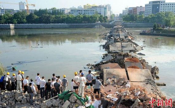 Foto Proses Hancurnya Jembatan di China 