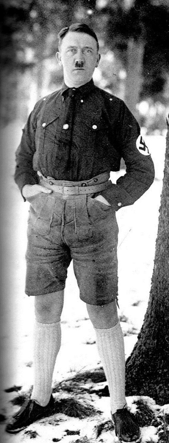Foto Adolf Hitler Bergaya dgn Celana Pendek