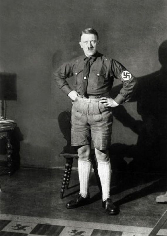 Foto Adolf Hitler Bergaya dgn Celana Pendek