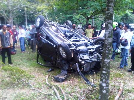 &#91;PIC&#93; Disenggol Sedan, mobil Sejuta Umat, AVANZA, Terguling-guling di Tol Soetta