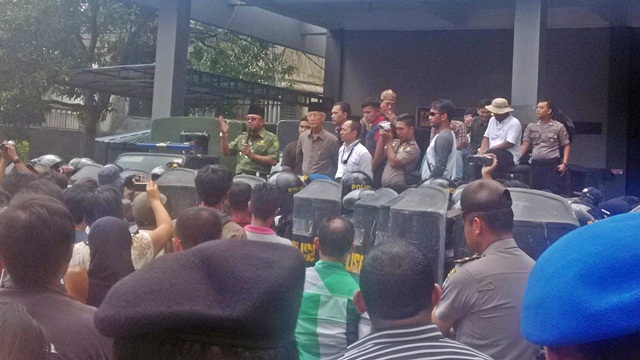 Warga Tanjungpinang Tumpah Ruah Demo PLN