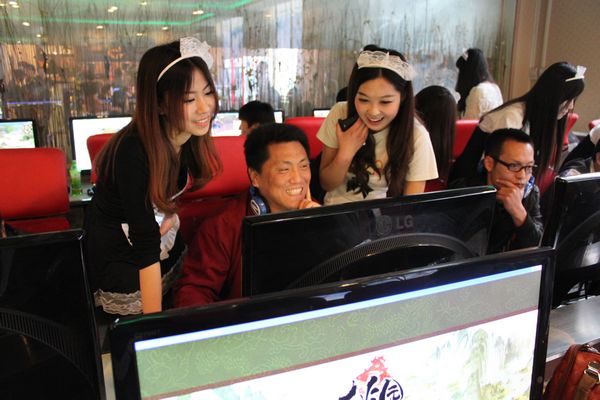  Di Cina, Gamer bisa Menyewa Seorang Wanita untuk Menemani Bermain Game ^_^