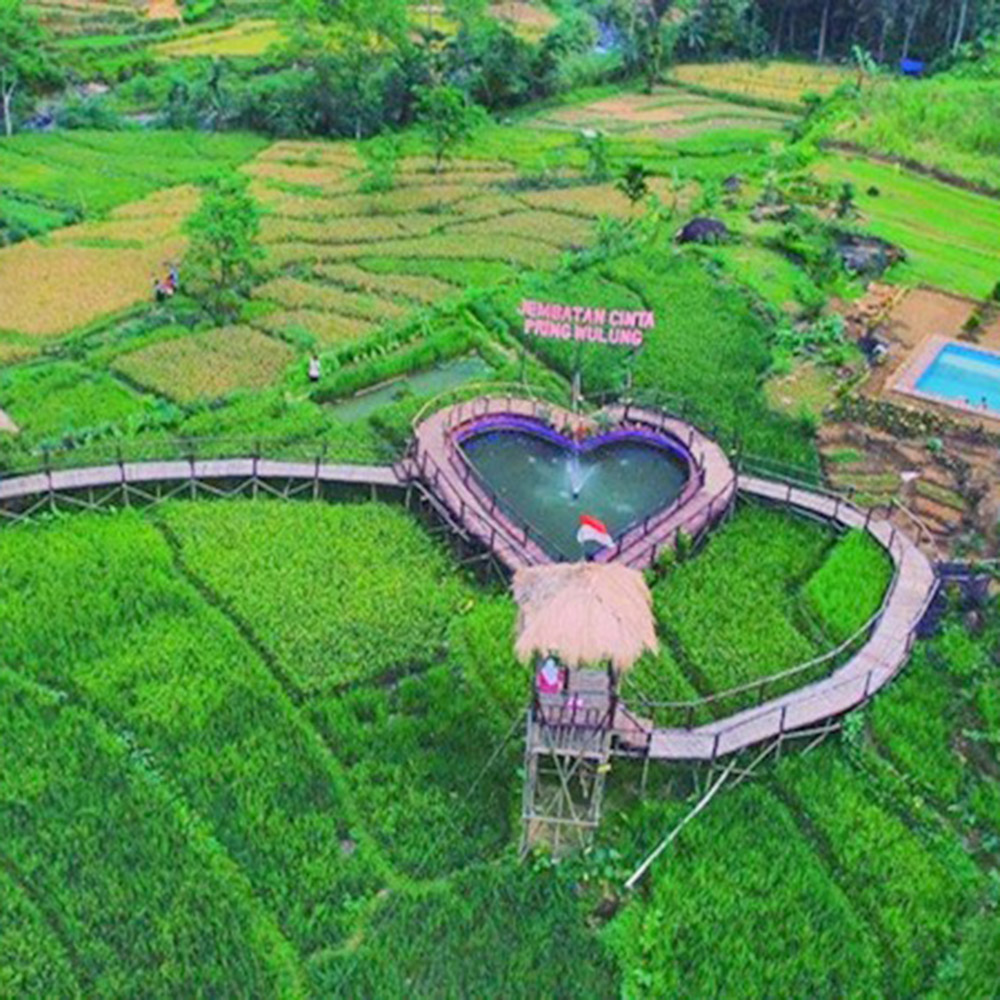 &#91;CoC Regional: Lokasi Wisata&#93; Mengabadikan Moment di Jembatan Cinta Pring Luwung