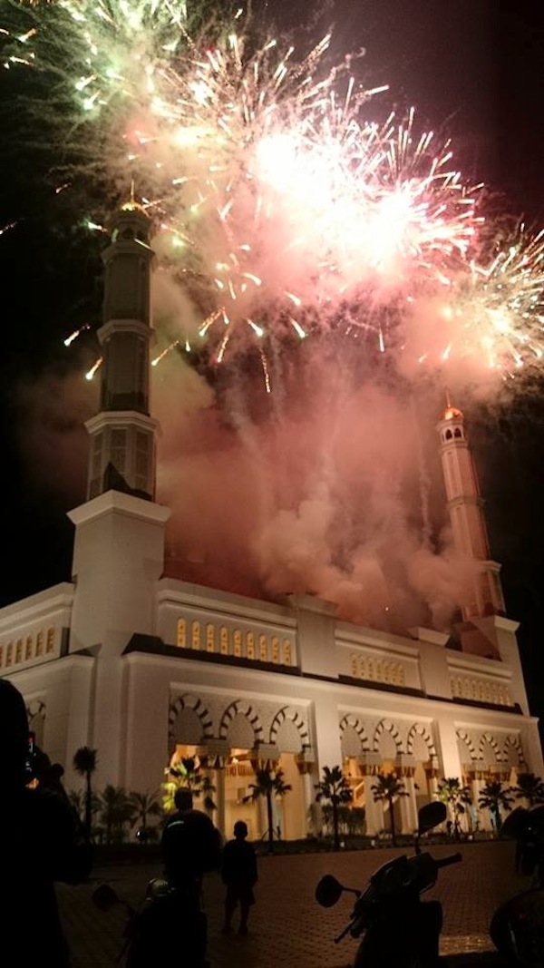 Pesta Kembang Api di Masjid Raya Mujahidin Pontianak, Ada Apa Gerangan?