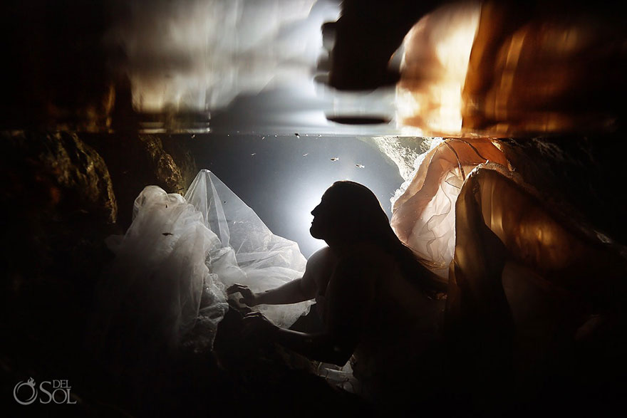 Wanita Ini Ungkapkan Kesedihan Lewat Foto Underwater