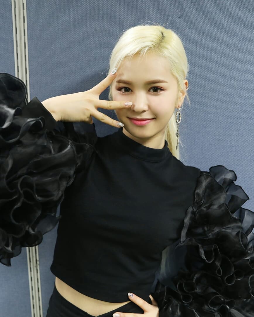 Biodata dan Profil EVERGLOW