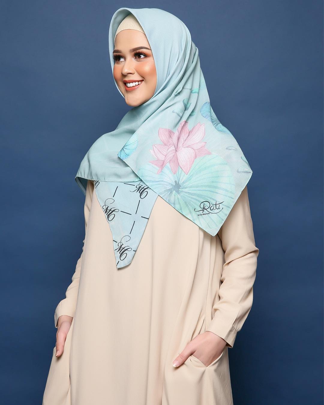 Ini 10 Potret Cut Meyriska dengan Hijab
