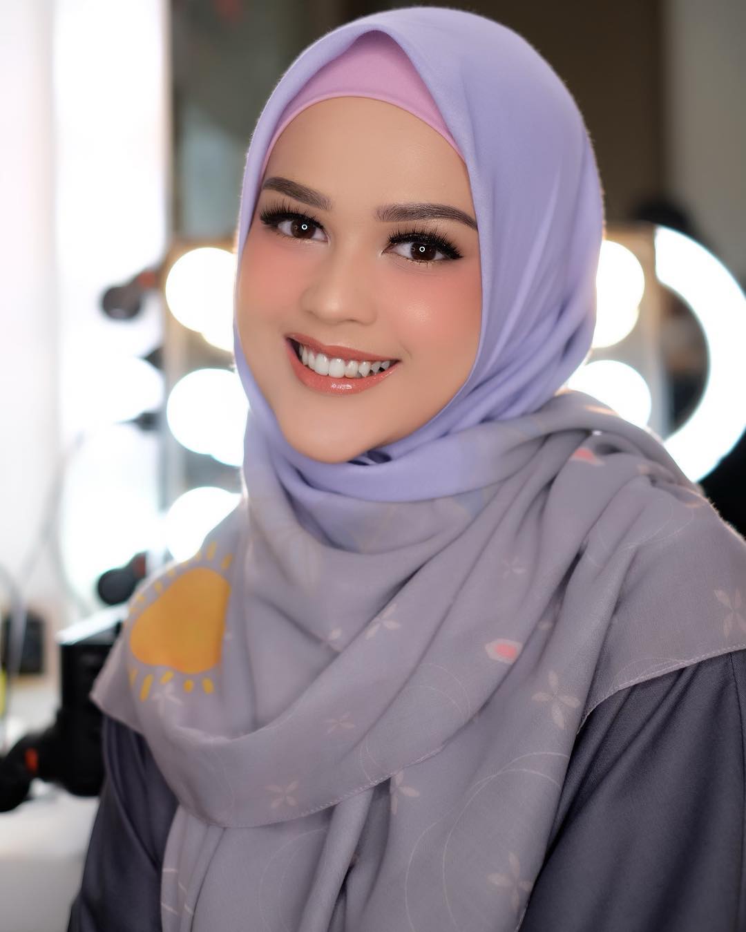 Ini 10 Potret Cut Meyriska dengan Hijab