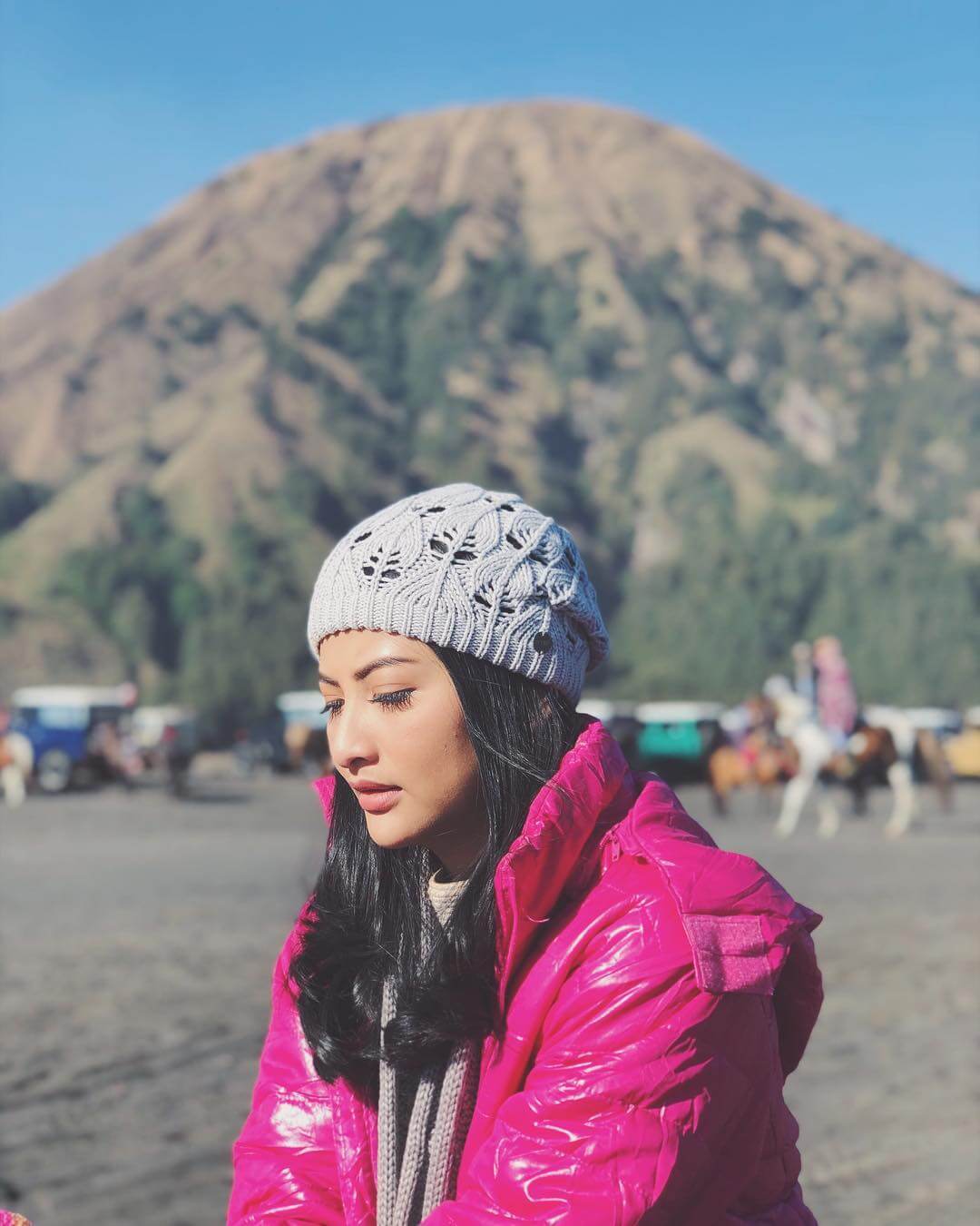 10 Foto Valeria Stahl, Artis Cantik yang Punya Hobi Berkuda dan Menembak