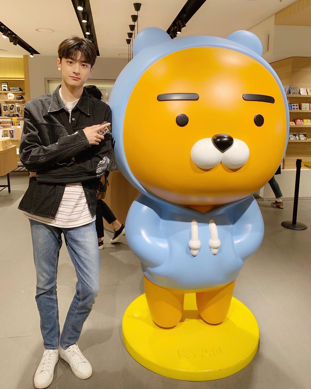 5 Potret Tampan Lin Yi, Pemeran Utama Drama Put Your Head On My Shoulder