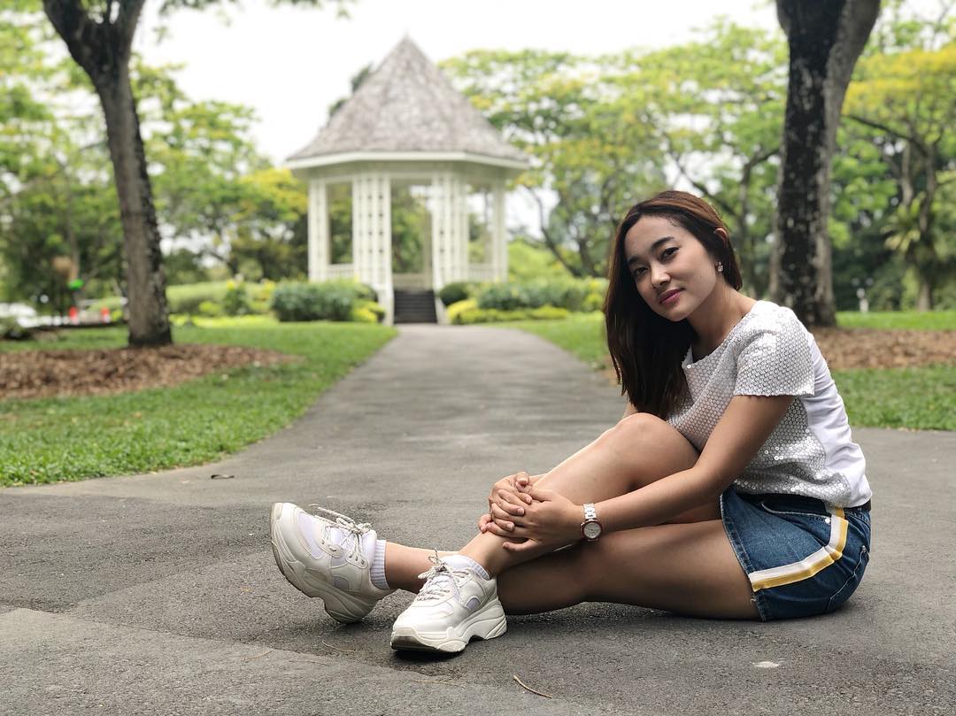5 Pesona Nona Noni, Penyanyi Dangdut yang jadi Asisten Hotman Paris Show