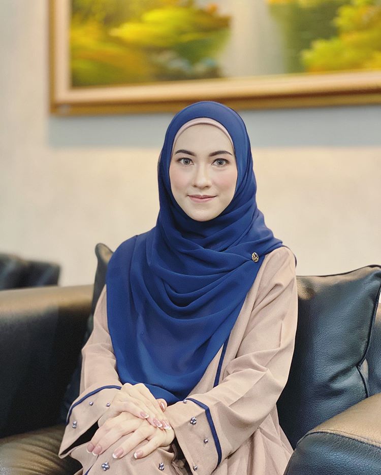 cantik-menawan-ini-5-pesona-ustazah-nur-fadhlina-juri-tilawah-cilik