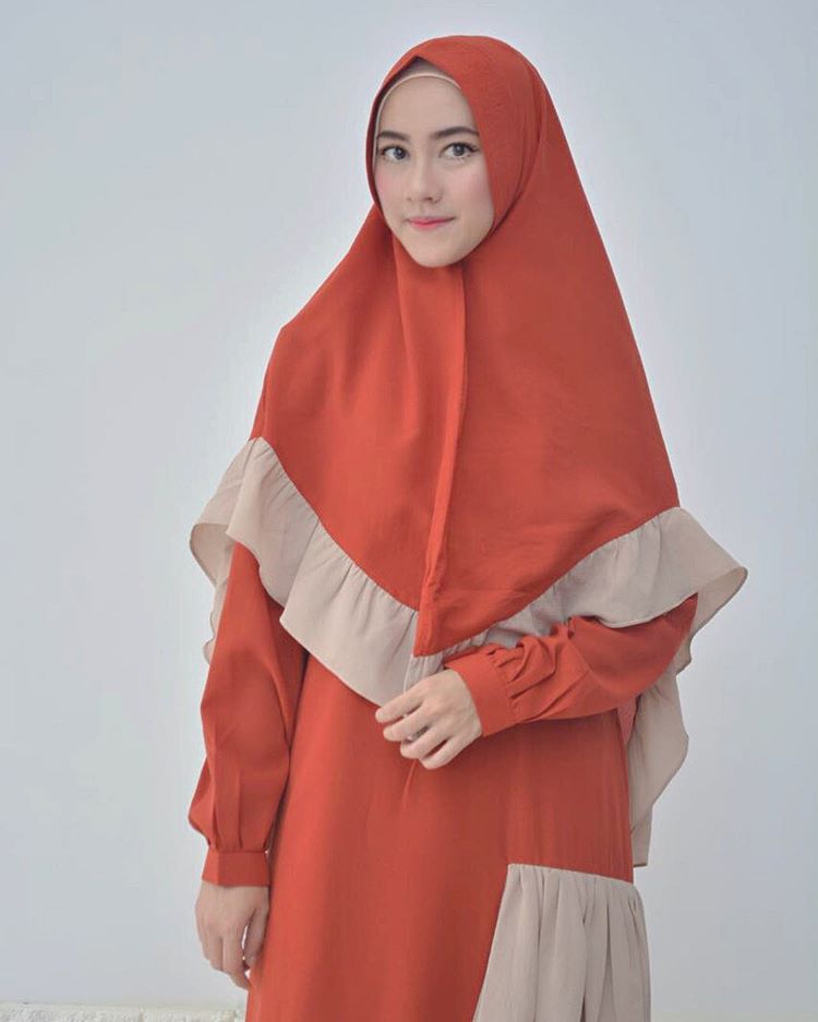 Cantik Menawan, Ini 5 Pesona Ustazah Nur Fadhlina Juri Tilawah Cilik