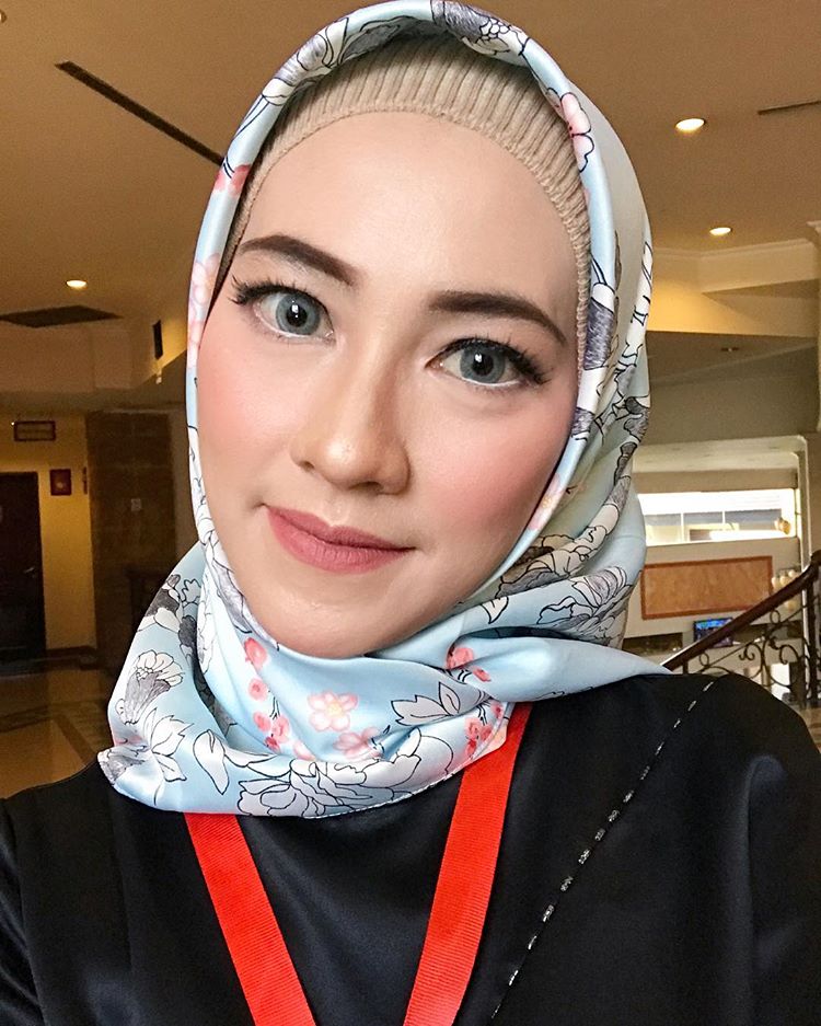 Cantik Menawan, Ini 5 Pesona Ustazah Nur Fadhlina Juri Tilawah Cilik