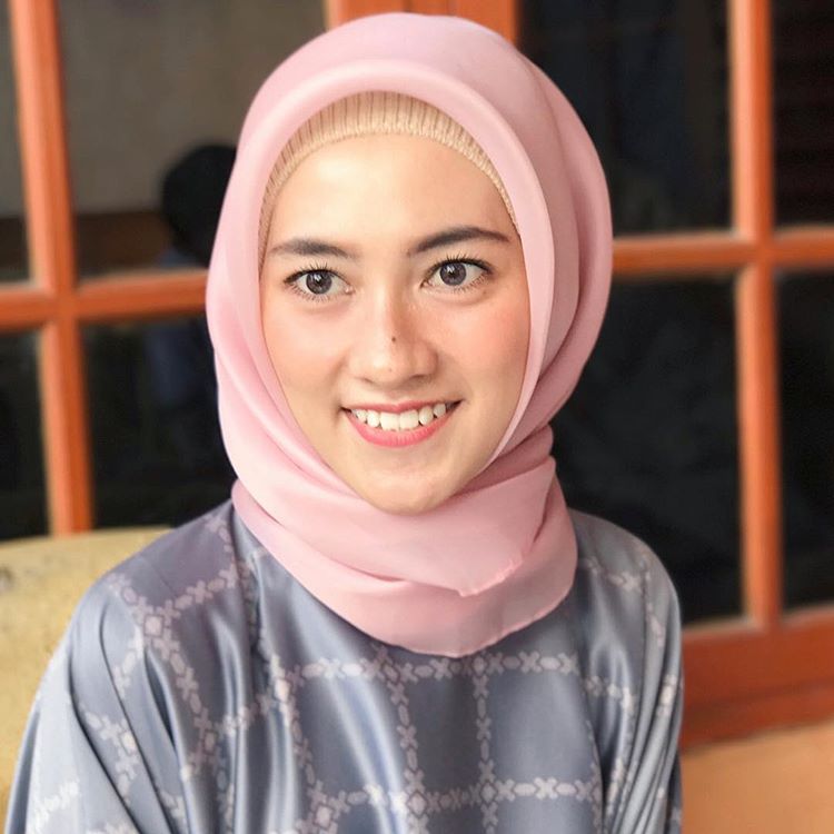 Cantik Menawan, Ini 5 Pesona Ustazah Nur Fadhlina Juri Tilawah Cilik