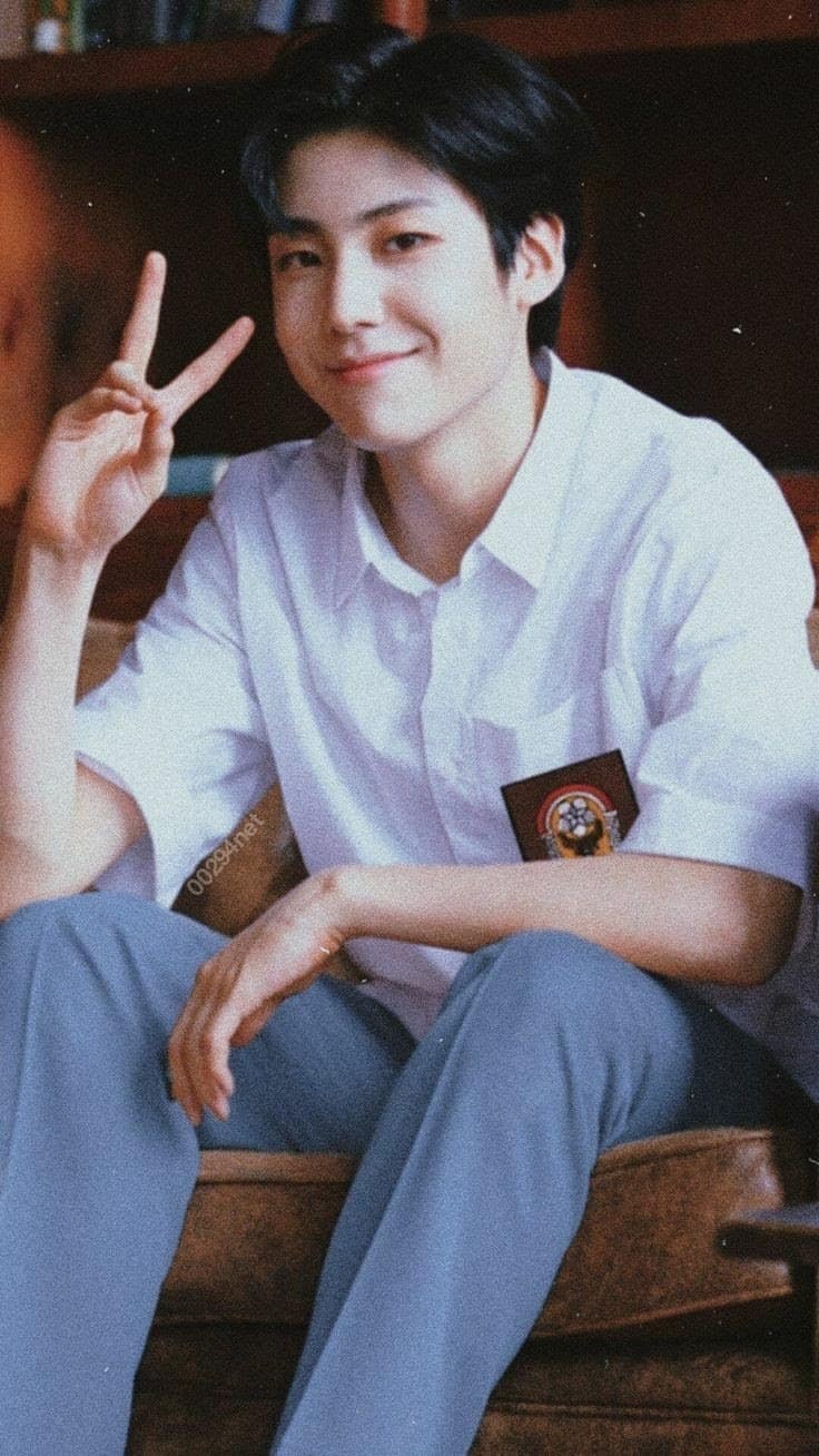 Bikin Pangling, 5 Potret Idol KPop Pakai Seragam SMA