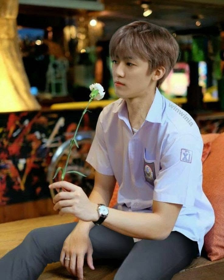 Bikin Pangling, 5 Potret Idol KPop Pakai Seragam SMA