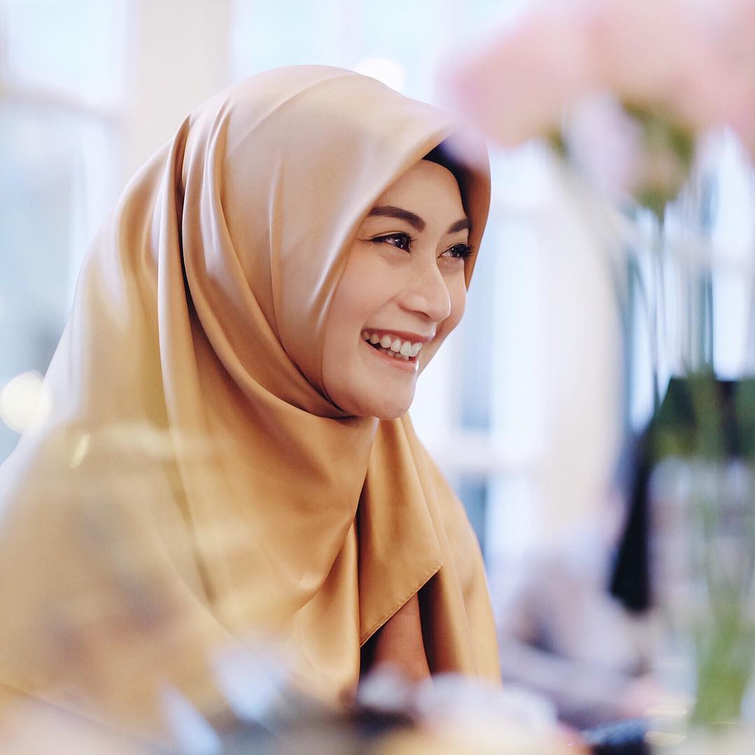 Hijrah & Berhijab, Ini 5 Penampilan Ayu Pratiwi yang Makin Istiqomah