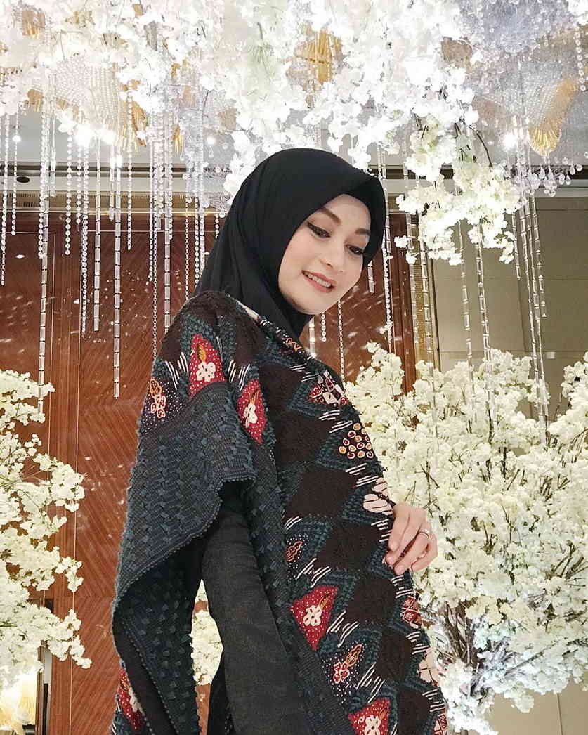 Hijrah & Berhijab, Ini 5 Penampilan Ayu Pratiwi yang Makin Istiqomah