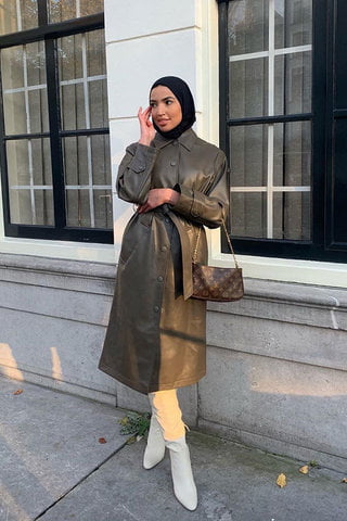 5 Ide Seru Hijab Dipadu dengan Boots Panjang Sampai Lutut, Makin Stand out