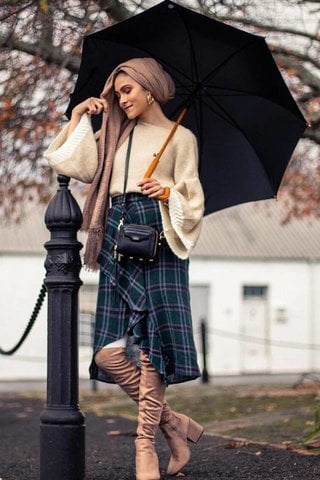 5 Ide Seru Hijab Dipadu dengan Boots Panjang Sampai Lutut, Makin Stand out