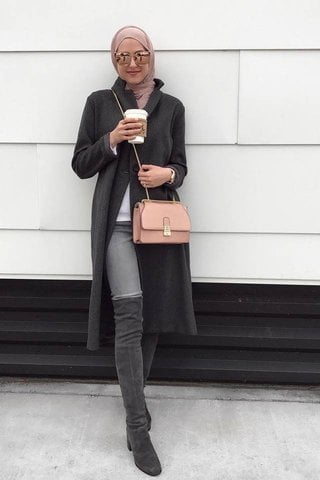 5 Ide Seru Hijab Dipadu dengan Boots Panjang Sampai Lutut, Makin Stand out