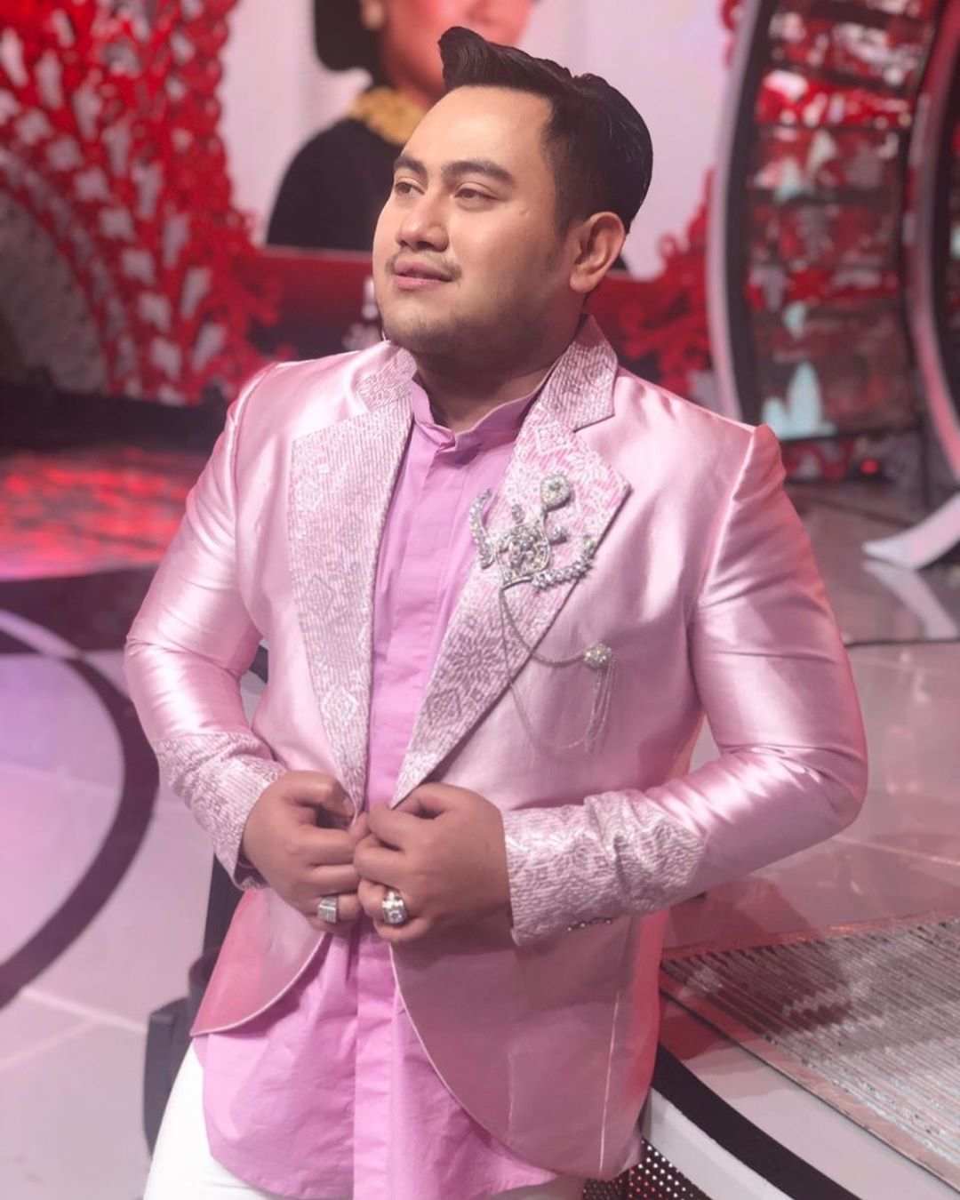 bikin-karismatik-5-inspirasi-outfit-jas-nassar