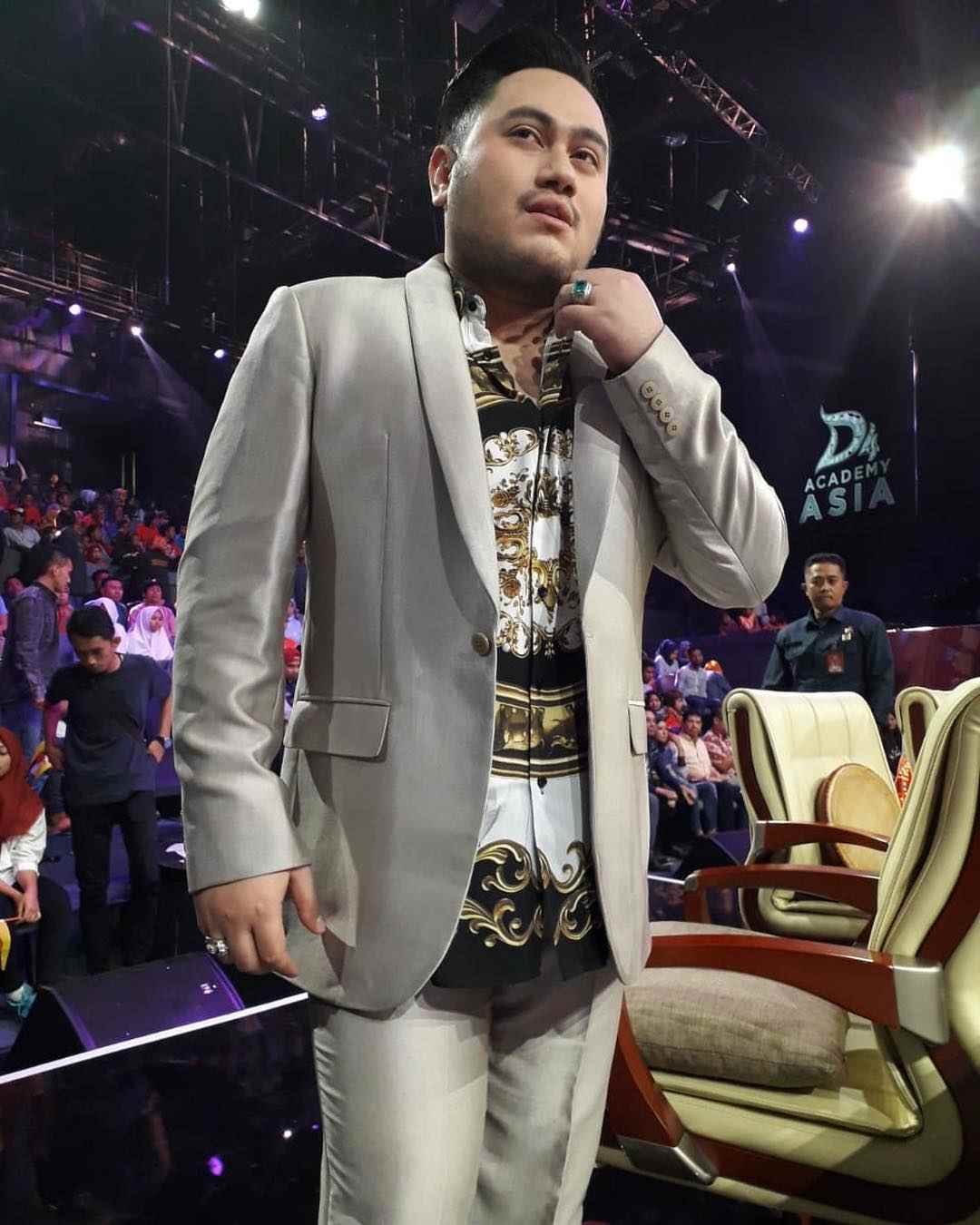 Bikin Karismatik, 5 Inspirasi Outfit Jas Nassar