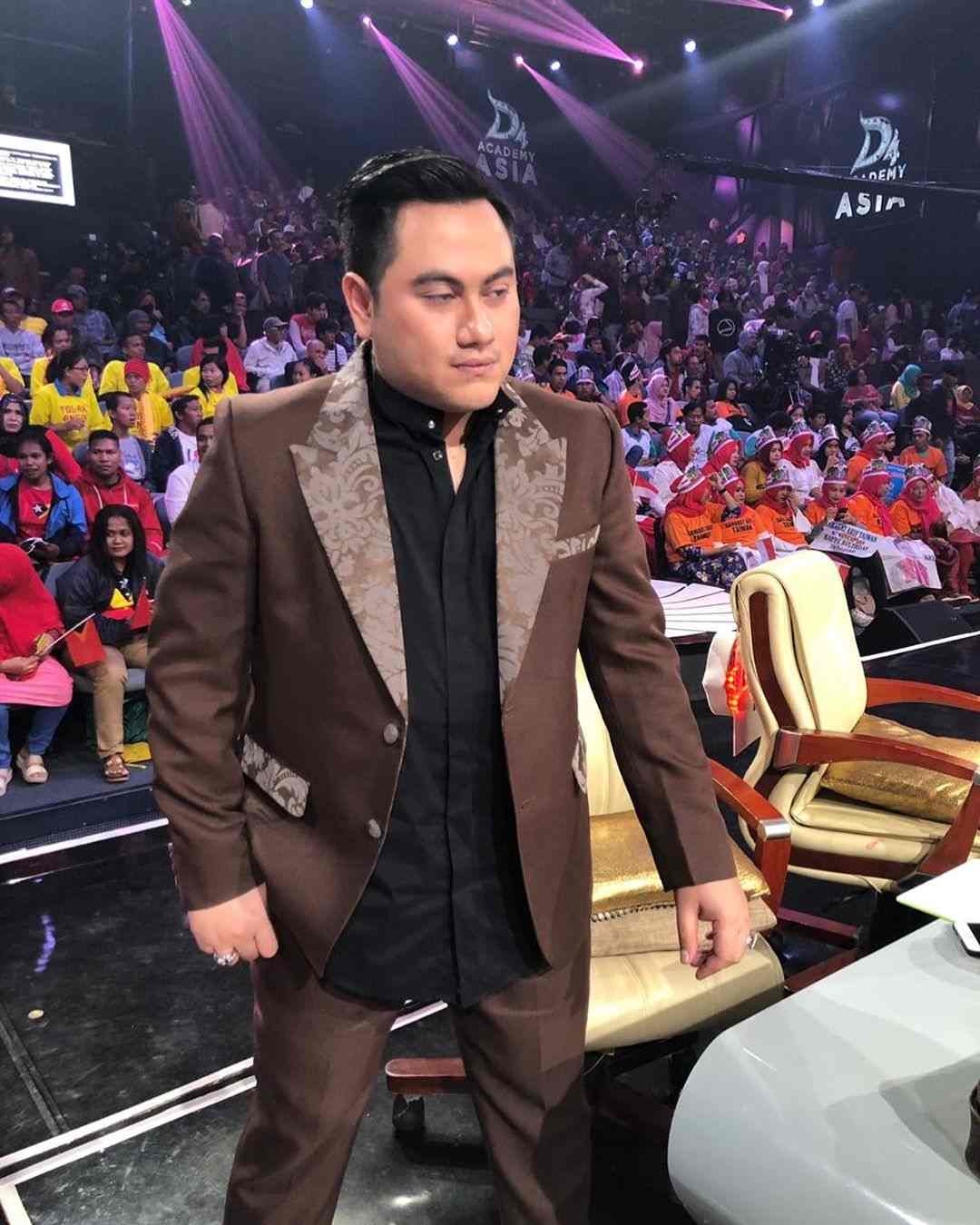 Bikin Karismatik, 5 Inspirasi Outfit Jas Nassar